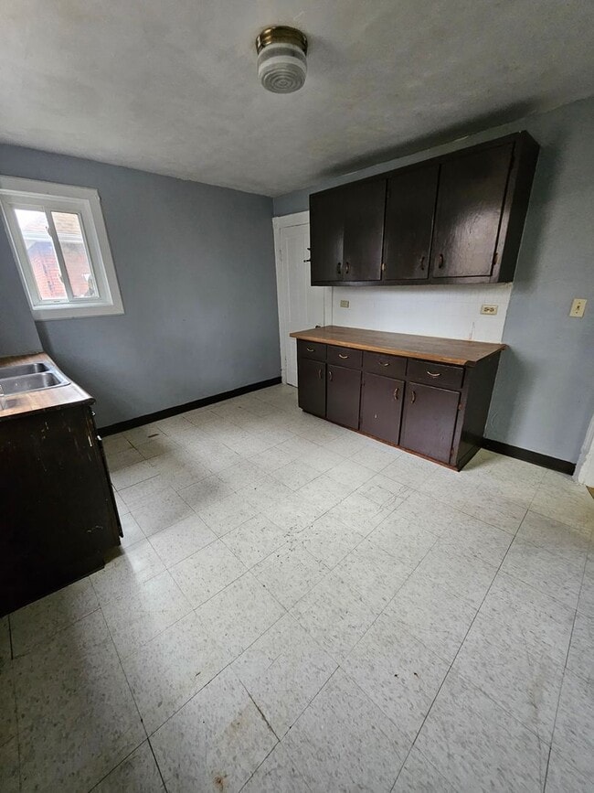 Building Photo - 1014 E 5th St