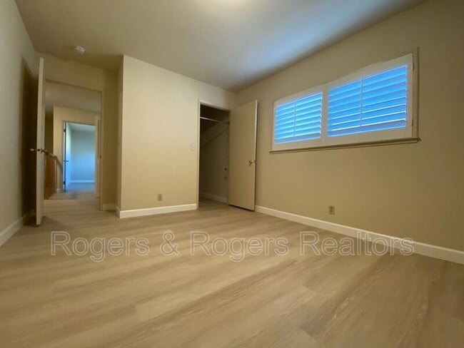 Building Photo - 1124 Song Ct