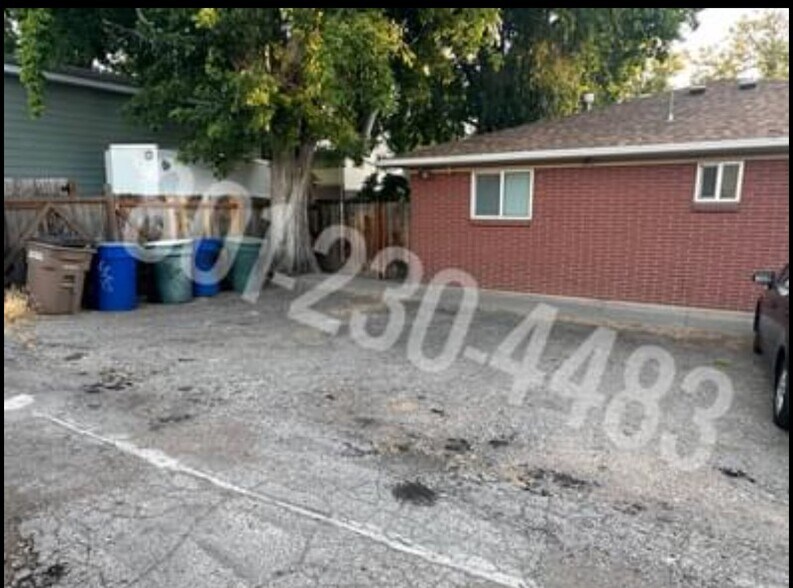 Building Photo - 858 Yale Ave S