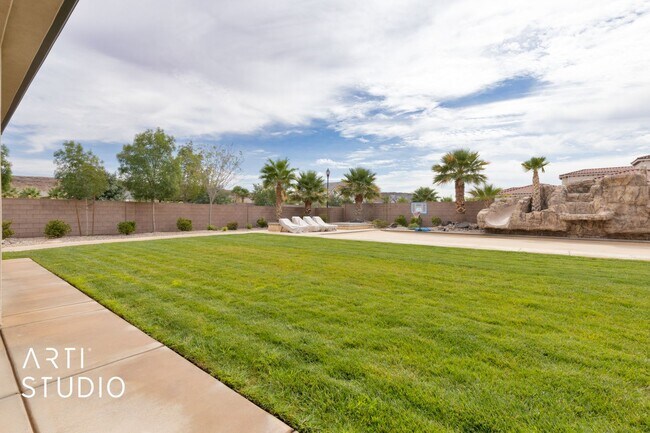 Building Photo - Gorgeous 5 bed 4 bath with AWESOME BACK YA...