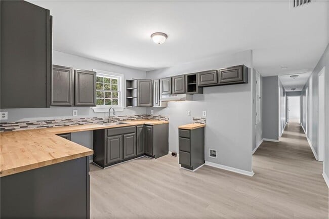 Building Photo - 12925 Bonnievale Dr N