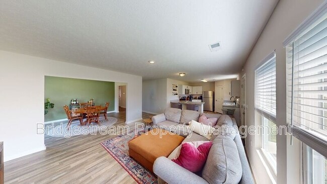 Building Photo - 961 Louise Dr