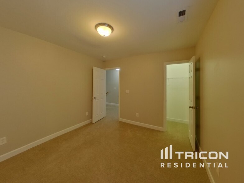 Building Photo - 4156 Broadstairs Dr SW