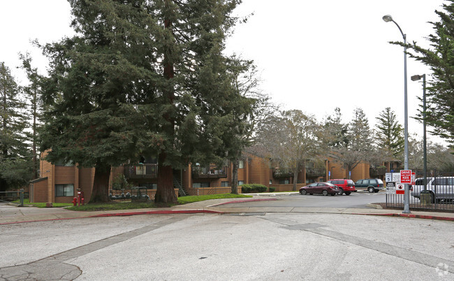 Building Photo - Elizabeth Oaks