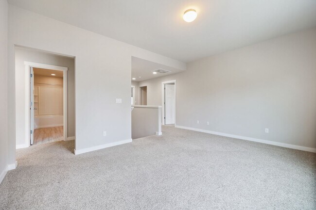 Building Photo - Community beach access! 4 bedrooms 2.5 baths.