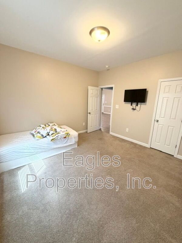 Building Photo - 328 N Landing Dr