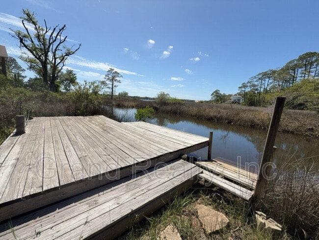 Building Photo - 7401 Bernadette Dr