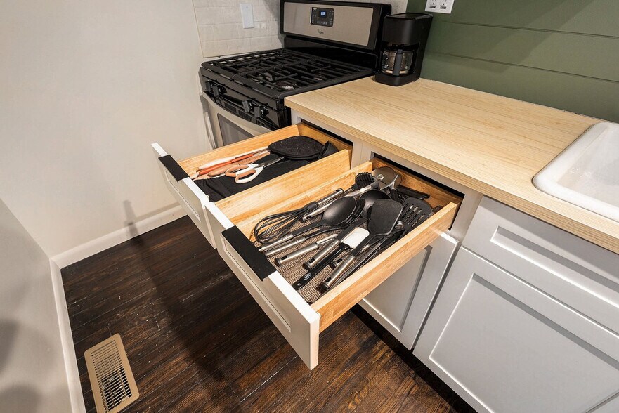 Building Photo - 37 Gold Ave NW