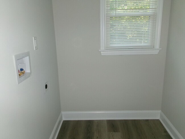 Building Photo - Classic ranch style home with basement for...