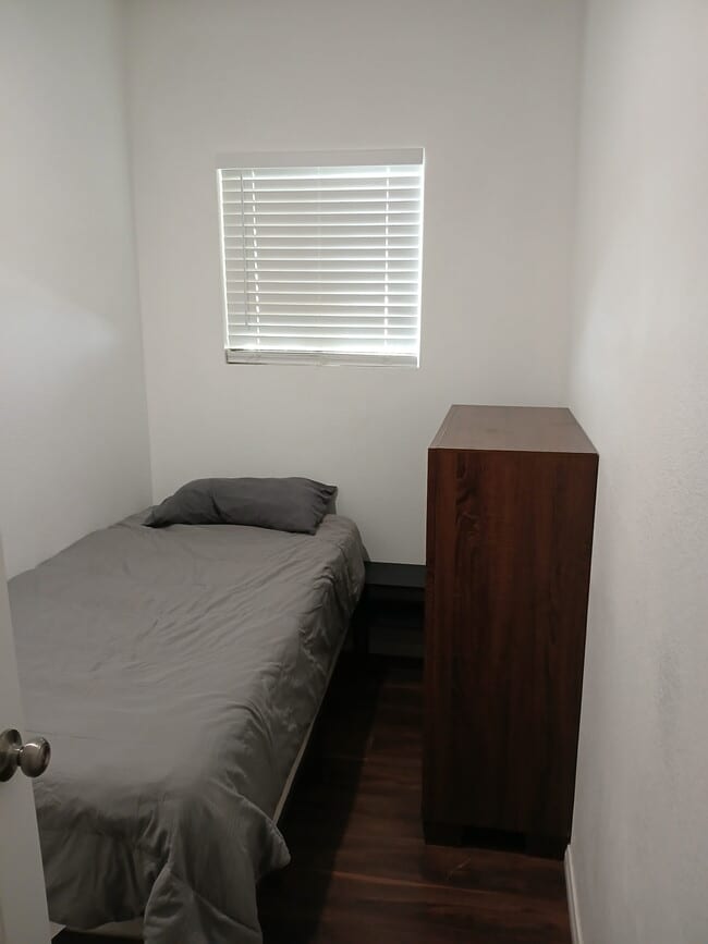 Building Photo - 21056 Chatsworth St