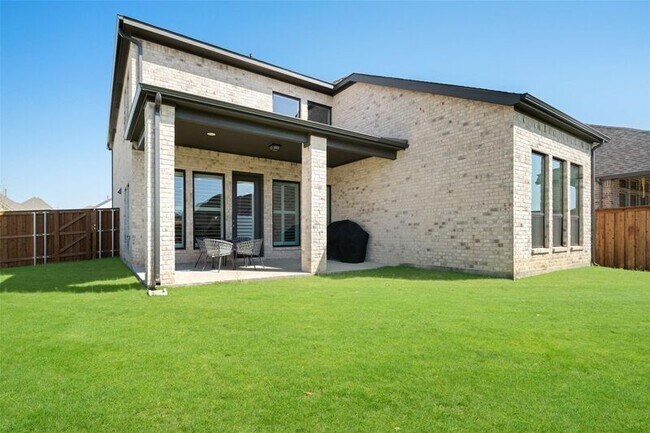 Building Photo - 9600 Acorn Ln