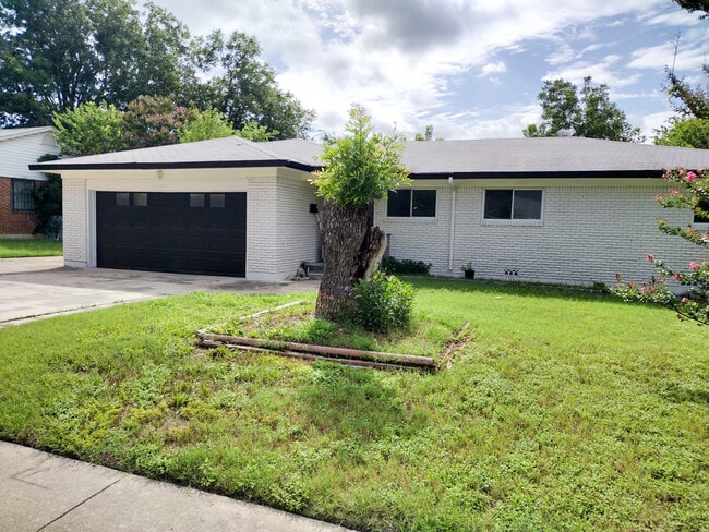 Primary Photo - 1206 Pine Dr