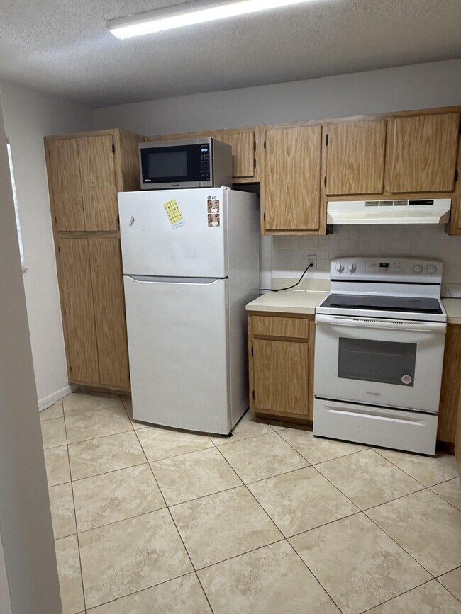 Building Photo - 8798 Holly Ct