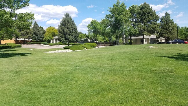 Building Photo - Spacious 2 Bed / 2 Bath Townhome with Garage