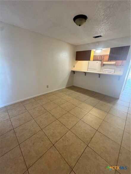 Building Photo - 213 Versailles St