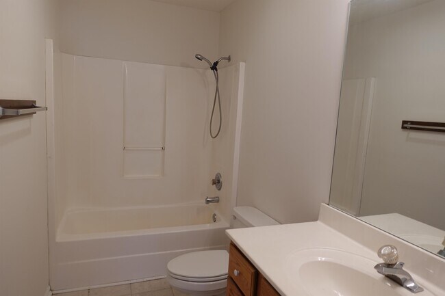 Building Photo - 206 River Oaks Cir