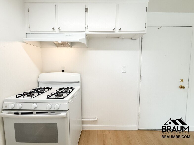 Building Photo - 5461 Kester Ave