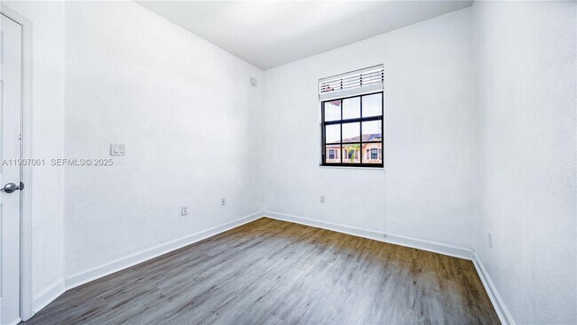 Building Photo - 144 SE 34th Ave