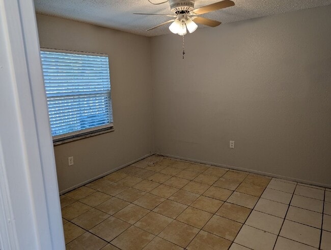 Building Photo - Cozy duplex with 3 bedrooms and 2 baths