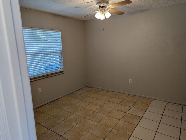 Building Photo - Lovely 3 bed 2 bath duplex