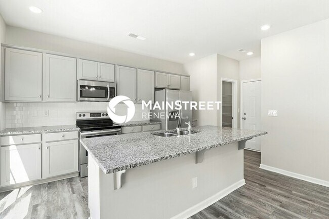 Building Photo - 4 Bedroom Pet-Friendly Home in Charlotte, NC with Main Street Renewal