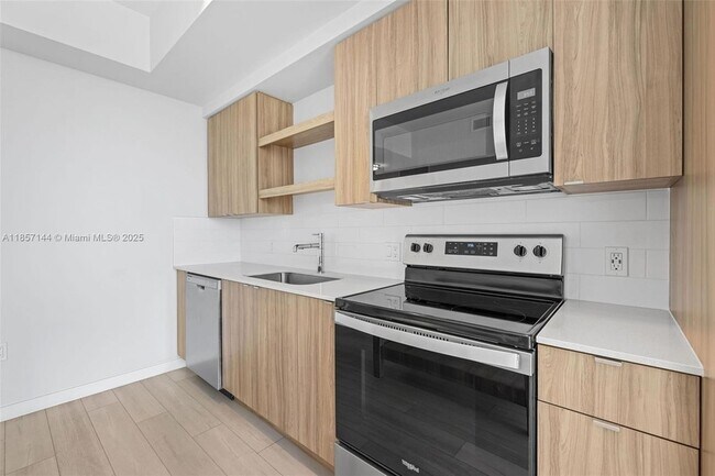 Building Photo - 555 NE 8th St