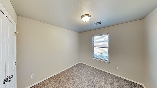Building Photo - Spacious 4 Bedroom 2 Bath Home in Deer Cre...