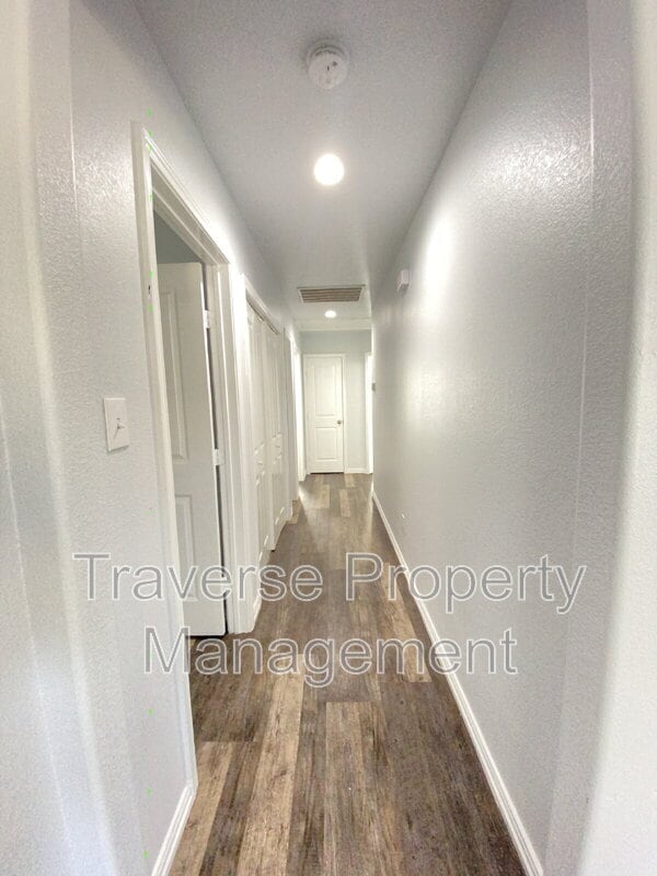 Building Photo - 924 E Annie St