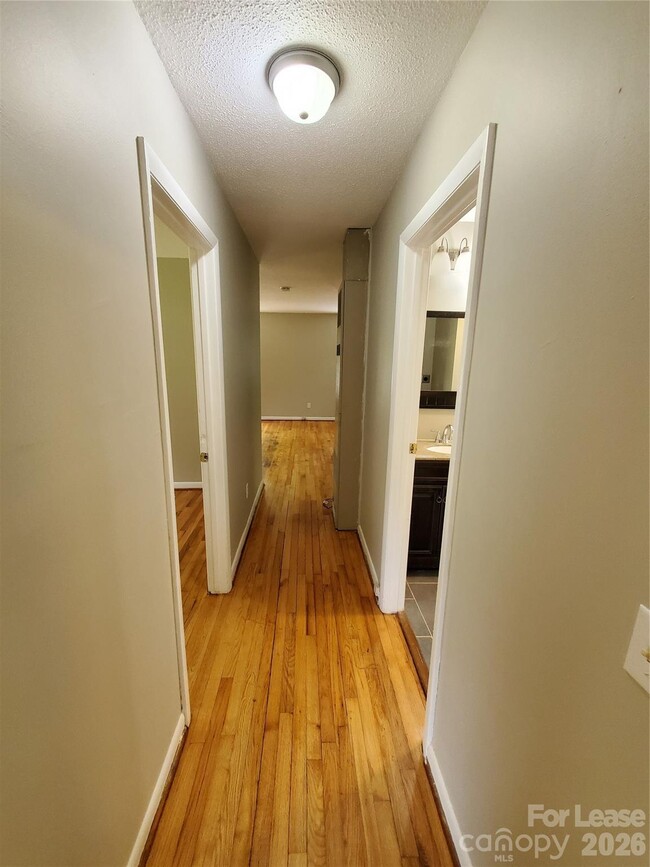 Building Photo - 1122 Rolling Ln