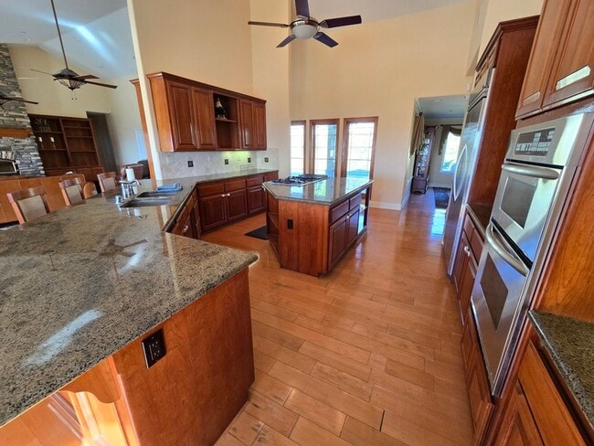 Building Photo - Private Country Living!!!