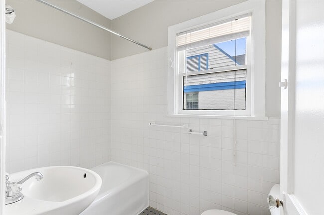 Building Photo - 419 W Polk St