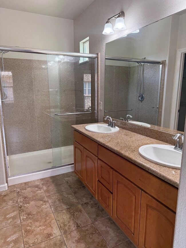 Building Photo - Beautifully Maintained 2 bedroom 2 bathroom Condo