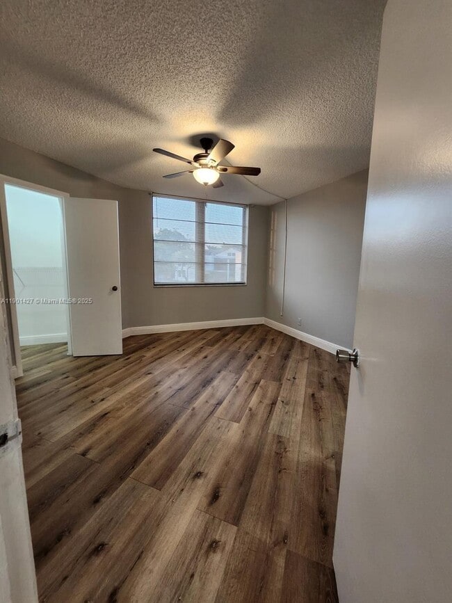 Building Photo - 212 Lake Pointe Dr