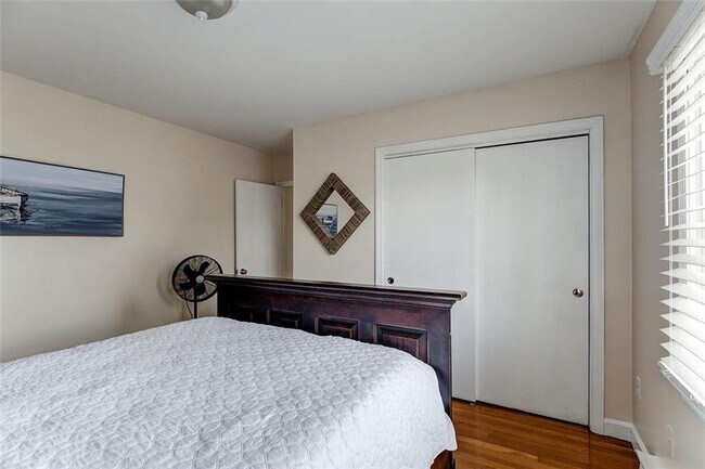 Building Photo - 27 Thames St