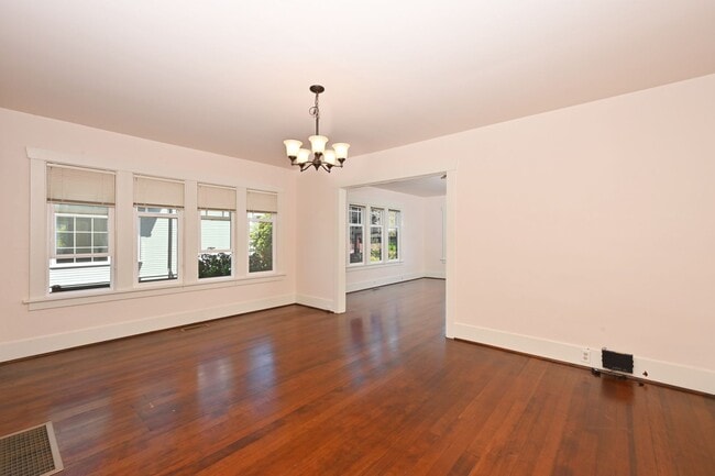 Building Photo - Charming 1BR/1BA Main Floor View Unit in Desired Neighborhood (Sunset Hill)