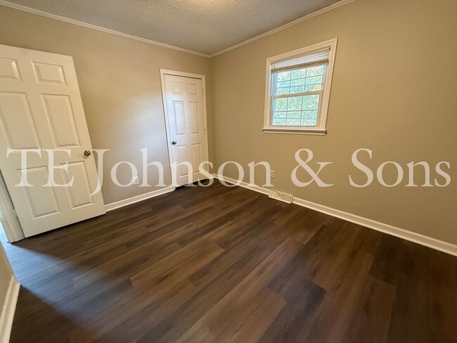 Building Photo - Cozy 3 Bedroom Home with Modern Touches in...