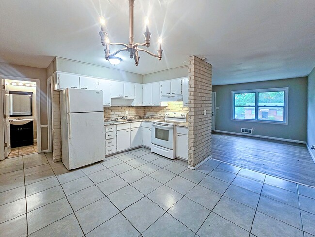 Building Photo - Spacious 4 Bedroom Home Near University Av...