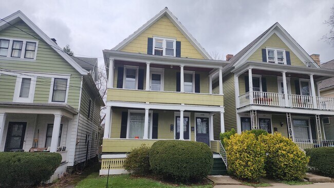 Primary Photo - 125-125 1/2 N 2nd St