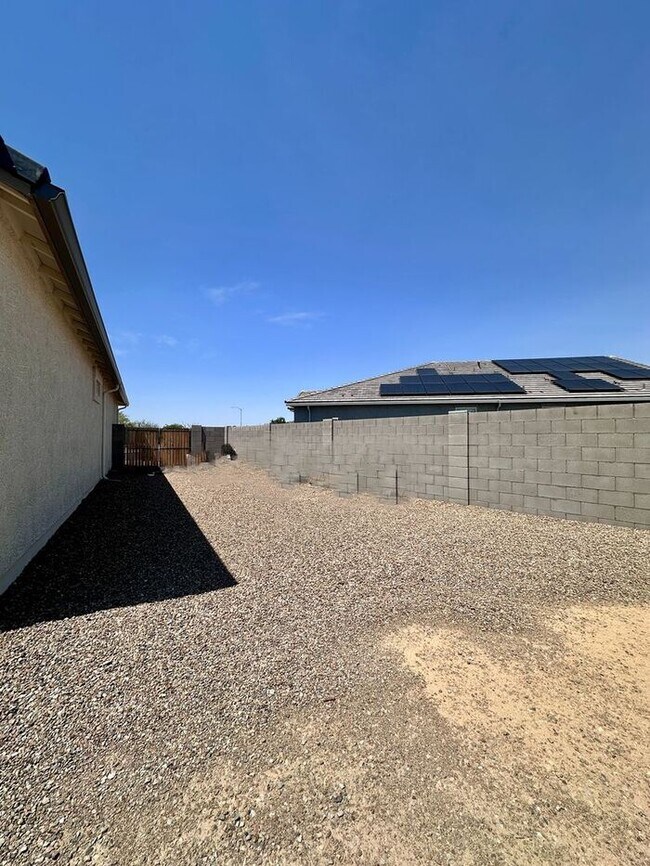 Building Photo - MOVE IN SPECIALS!! Large Backyard with thi...