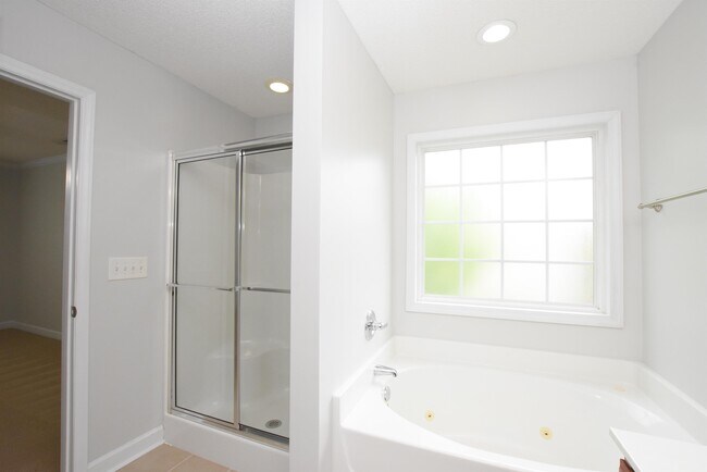 Building Photo - 730 Northview Dr