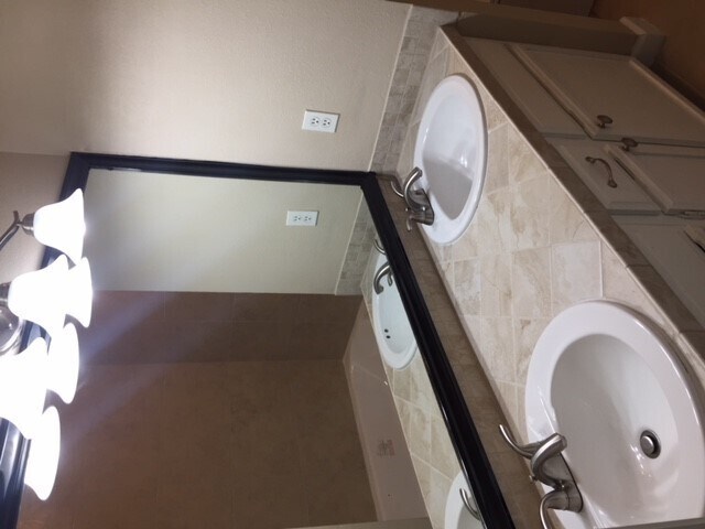 Building Photo - Beautiful Townhome for Rent