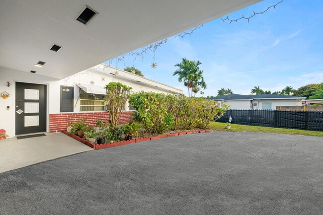 Building Photo - 13945 N Miami Ave