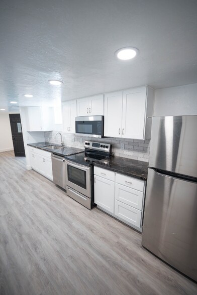 Building Photo - 2550 Highland Dr