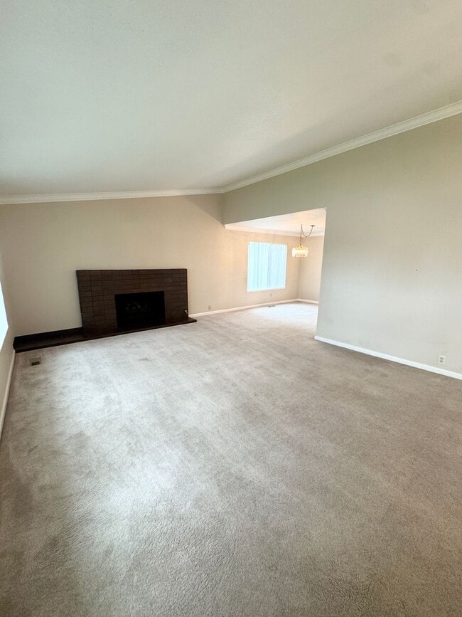 Building Photo - THREE BEDROOM TWO BATH  HOME in the Pocket...