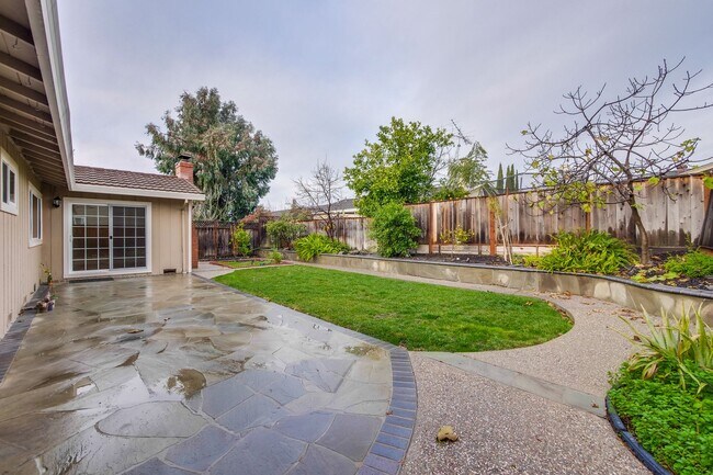 Building Photo - Warm and Inviting 3 bedroom, 2 Bath Home