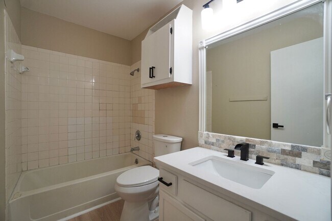 Building Photo - 508 Greenlawn Blvd