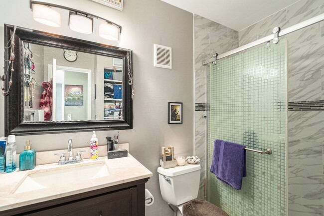 Building Photo - Top-Floor Condo with Trail Access + Commun...