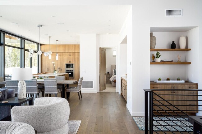 Building Photo - 10 Tree Line Ln