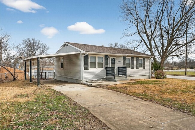 Building Photo - Hard-to-Find 6-Bedroom Home in Grandview!