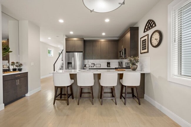 Building Photo - Upscale Three Bedroom